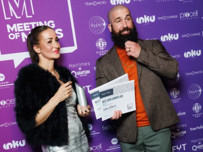 Selma von Scalp Frankfurt gibt ein Interview beim Meeting of Minds SMP Event in New York USA mit ihren Zertifikaten und dem Award.